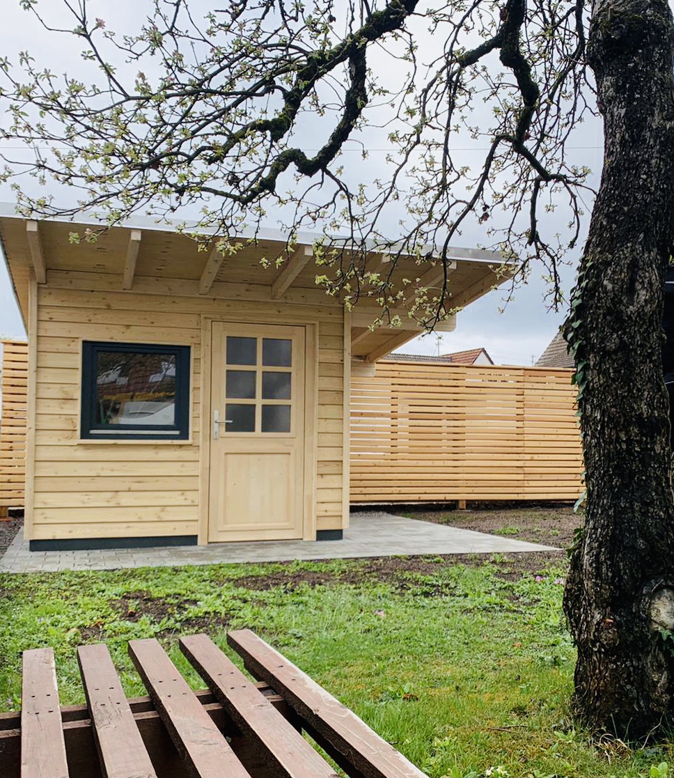 Gartenhaus mit großem Dachvorsprung